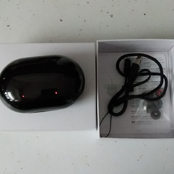 True Wireless Earbuds with charger - Picture 2 of 3